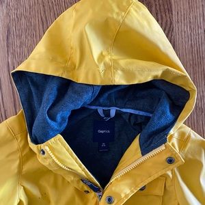 Kids GAP rain jacket, XS (4-5 years).